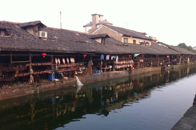 乐业公路养护中心迅速开展公路除雪保通