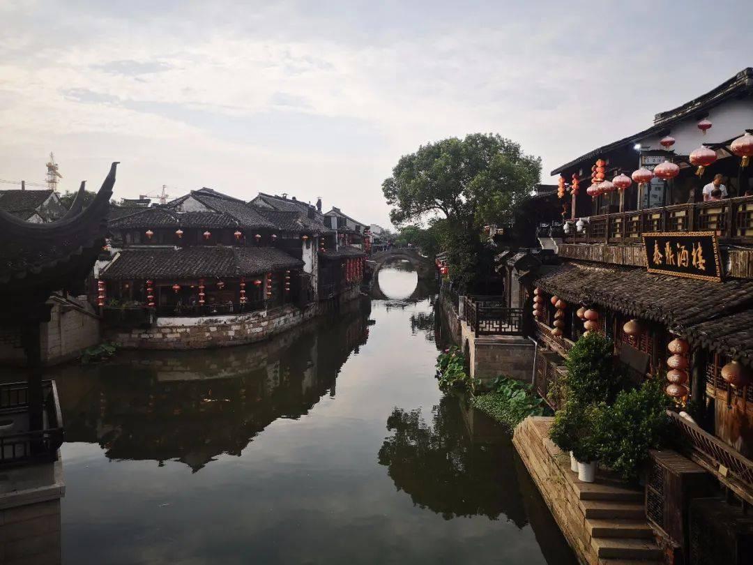 旋转的圆球